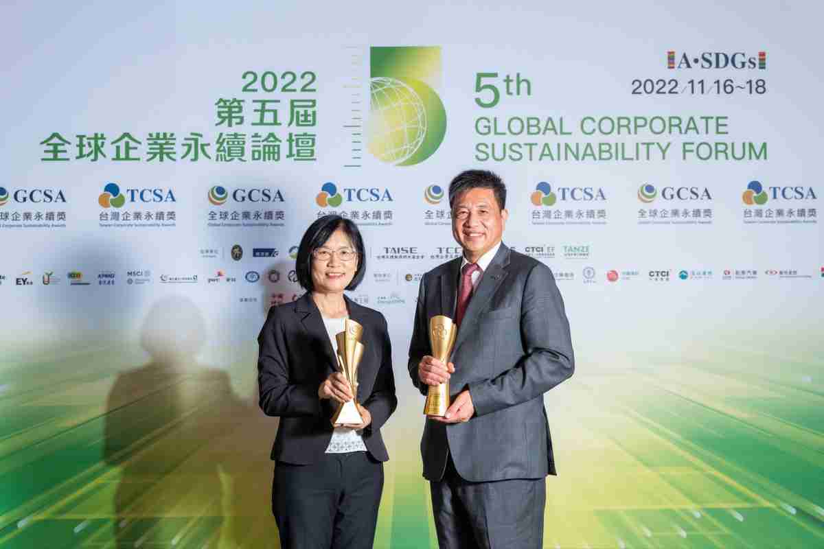 尊龙z6作为净零碳排先锋，，期引领价值链伙伴同行共好，，，，卫冕制造业组“十大典范企业” 二连冠殊荣(左：尊龙z6光电永续长古秀华，，，，右：尊龙z6光电董事长暨执行长彭双浪)