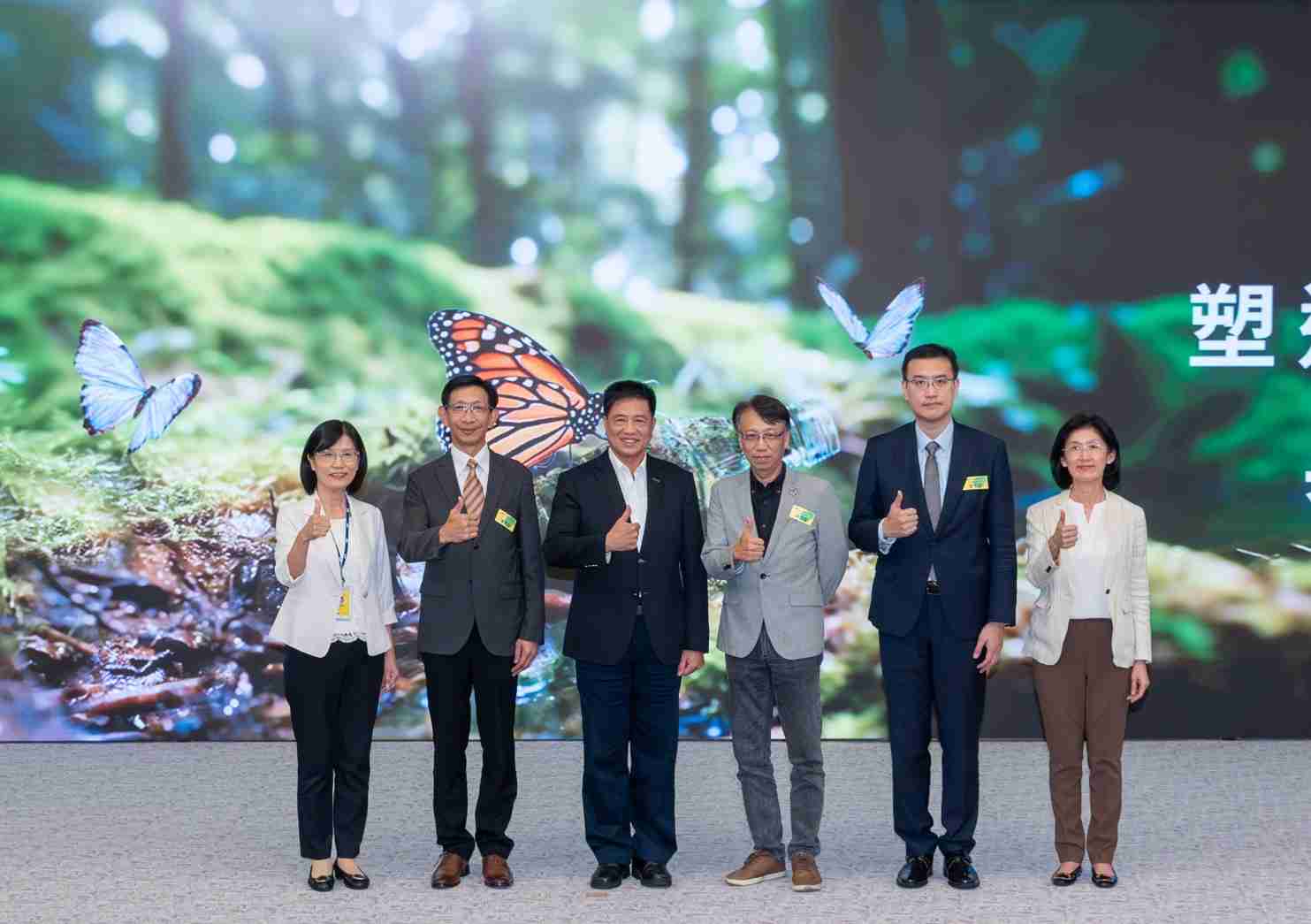 友達2023 CSR共榮大會，，邀請領域專家分享交流生物多樣性管理趨勢、、、無塑產品、、、海廢永續塑料等議題  （圖左到右：友達光電永續長古秀華、、、3M台灣技術長陳君杰、、、友達光電董事長暨集團策略長彭双浪、、、光寶科技企業永續發展處處長陳慶暉、、、安永聯合會計師事務所執業會計師曾于哲、、友達光電供應鏈總部副總經理吳宜芳）