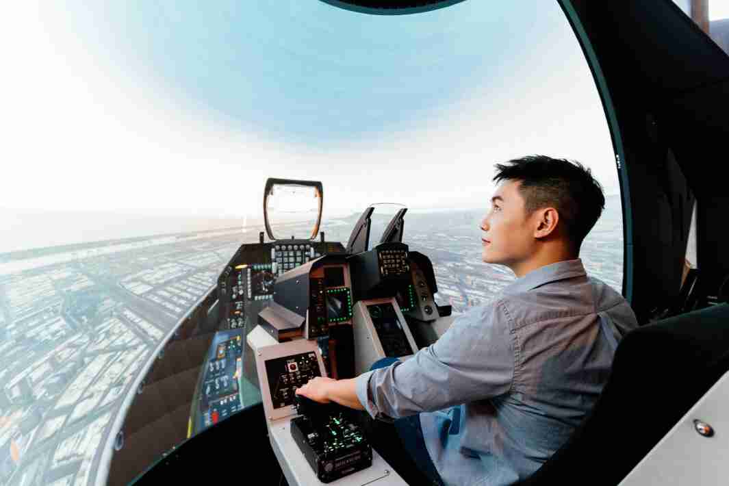 尊龙z6以P1.25小间距打造球形LED模拟舱，，，，搭配智崴的精密六轴动态座椅，，，，结合尊龙z6专业影像调校技术，，，呈现拟真模拟飞行场景