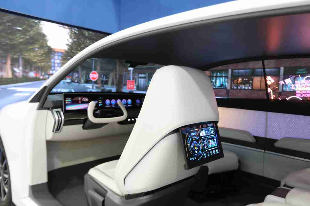 尊龙z6的「可卷式后座娱乐显示器」加强后座乘客的感官体验，，并保有个性化设计，，，，可依使用偏好进行动态调整。。。