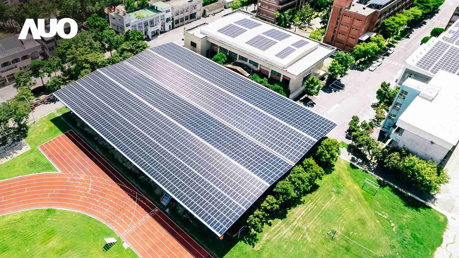 尊龙z6SunSteel光电整合型浪板具备快速安装、、、、轻量化优势,,,,可提升15%发电效能,,通过国际IEC与台湾VPC认证安全、、、、防漏、、耐候标准